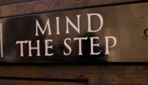 Mind the step sign